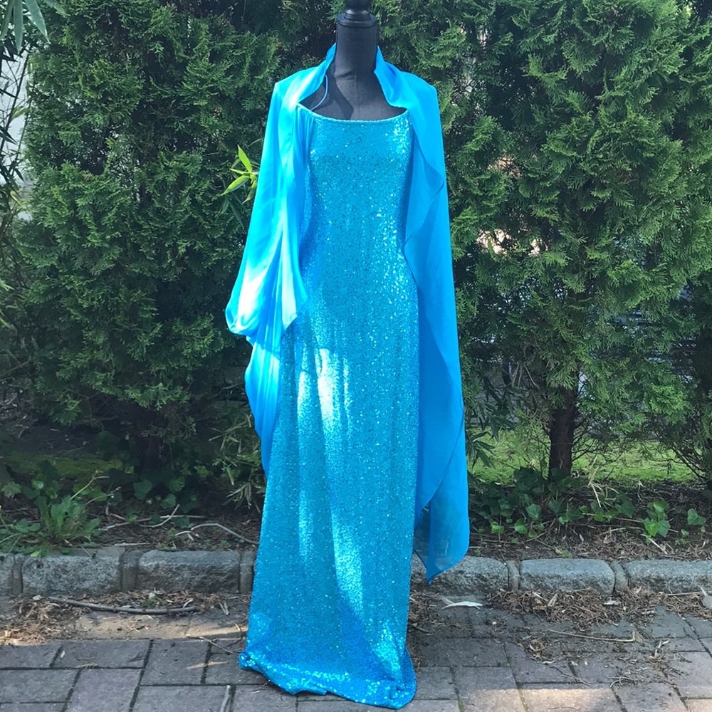 Juan Carlos Pinera sparkly blue gown with scarf